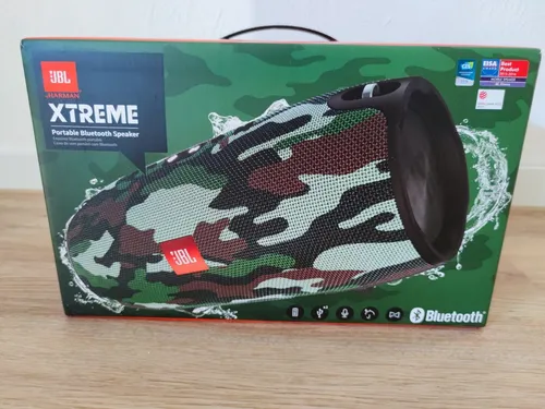 JBL Xtreme Squad Tragbarer Bluetooth Lautsprecher - Audio-Docks & Mini-Lautsprecher, wasserresistent und ideal für Outdoor-Aktivitäten mit kraftvollem Sound in stylischem Camouflage-Design.