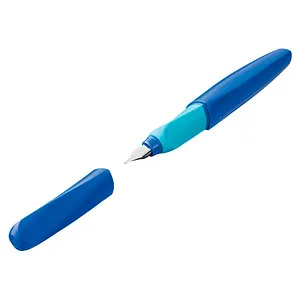 Pelikan Füller Twist Deep Blue P457 - Ergonomischer Schulfüller für Links- und Rechtshänder - Füller aus Kunststoff mit sanft gleitender Edelstahlfeder, ideal für komfortables Schreiben. Made in Germany, perfekt für Schule und Büro.