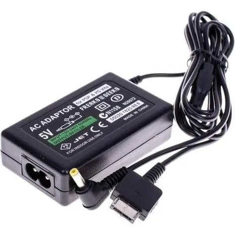 Freaks and Geeks Alimentatore PSVita e PSP - Praktisches Ladegerät für unterwegs - Games - Zuverlässiges Ladegerät für PSVita und PSP, ideal für Gamer, die auch unterwegs spielen möchten.