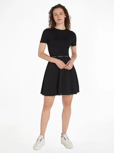 Blusenkleid "LOGO ELASTIC SHORT SLEEVE DRESS" von Calvin Klein Jeans - Sommerkleider, elastischer und weicher Jersey für hohen Tragekomfort, ideal für legere oder schicke Looks.