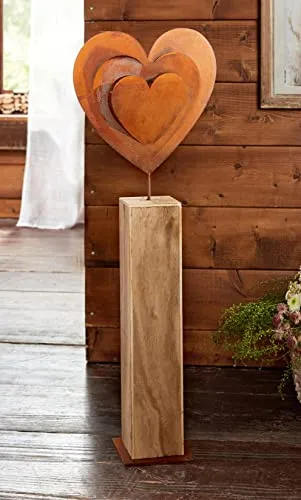 Dekosäule Rostherz aus Holz, 72 cm hoch - Präsentationssockel mit großem Metall-Herz in Rost-Optik, ideal für Wohnzimmer, Flur oder als Willkommensdeko – ein modernes Design-Statement für die Liebe.