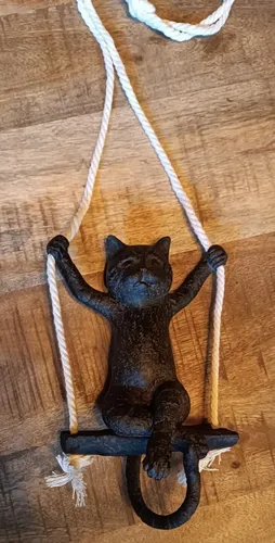 Dekorative Katze auf Schaukel