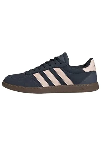 Adidas Damen BREAKNET Sleek Shoes – Stilvolle Sneakers in Aurora Ink/Blush Pink - Elegante Sneakers mit regulärer Passform, aus Leder und Synthetik gefertigt. Der perforierte Vorfußbereich sorgt für Atmungsaktivität, ideal für den täglichen Einsatz.