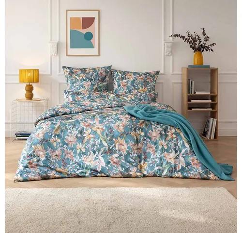 Estella Mako-Satin Bettwäsche 155x220 Estera blautanne Blüten Lilien - Hochwertiges 2-teiliges Bettwäsche-Set aus 100% Mako-Satin, besonders hautsympathisch und atmungsaktiv. Inklusive Gratis-Kissenbezug, ideal für erholsame Nächte.
