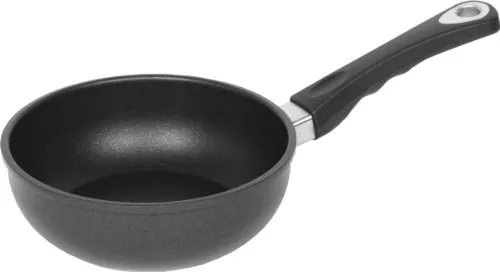 AMT 620 Sauteuse 20cm - Hochwertige Gusseisen-Pfanne mit 4-fach keramisch-verstärkter Lotan® Antihaftbeschichtung für fettfreies Kochen und optimale Wärmeverteilung. Ideal für gesunde Zubereitung von Speisen.