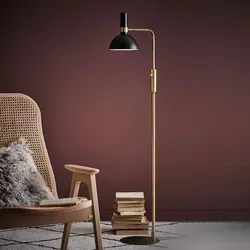 Markslöjd Larry Stehleuchte dimmbar Schwarz - Elegante Stehleuchte aus robustem Metall, ideal für moderne Wohnzimmer. Flexibel dimmbar und perfekt als Leseleuchte neben dem Sofa.