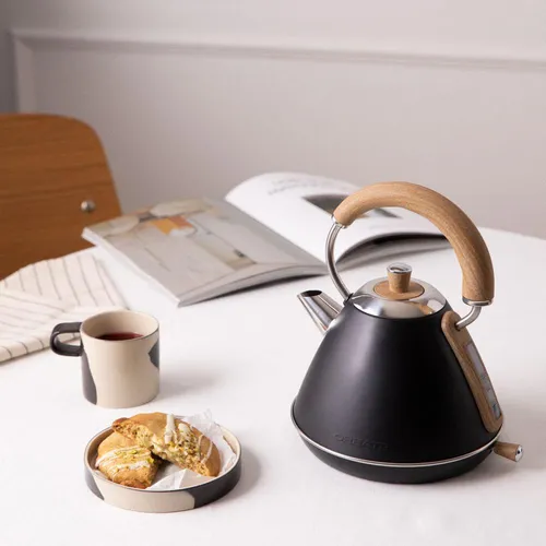 CREATE/KETTLE RETRO M – Elektrischer Wasserkocher Schwarz - Eleganter Wasserkocher mit schnellem Aufkochen für 1 Liter in unter 3 Minuten. Aus BPA-freiem Material, ausgestattet mit einem sicheren Abschaltsystem und Anti-Kalk-Filter für reines Wasser. Ideal für stilbewusste Küchen.