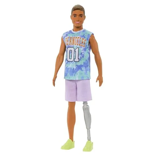 Barbie Ken Fashionistas Puppe Nr. 212 mit Beinprothese in Shirt mit Los Angeles-Aufschrift, fliederfarbenen Shorts und Turnshuhen, HJT11