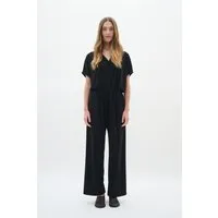 Overall GaldriaIW Relaxed Fit Schwarz - Der Damen-Jumpsuit mit entspannter Passform, V-Ausschnitt und kurzen Ärmeln bietet hohen Tragekomfort. Ideal für Büro und Freizeit, aus recyceltem Material gefertigt. Pflegeleicht bei 30° Schonwäsche.