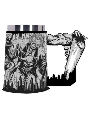 Nemesis Now - DC Comic Strip Batman Tankard - Entdecken Sie die faszinierende Welt von Gotham City mit unserem Batman Becher. Ideal für Fans des Dunklen Ritters, bietet dieser Becher ein auffälliges Design und praktische Nutzung für Ihre Lieblingsgetränke.