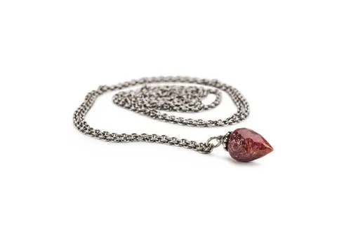 MODA Trollbeads Halskette mit Rubin, 70 cm - Elegante Halskette aus Leder mit einem auffälligen Rubin-Anhänger. Ideal für besondere Anlässe, bringt Farbe und Stil in jedes Outfit.