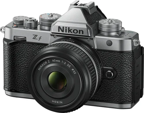 Nikon Z f + Nikkor Z 40mm f/2,0 SE - Silber - Kamera Set mit Nikkor Z 40mm f/2,0 SE, ideal für kreative Fotografie und beeindruckende Bildqualität, inklusive schickem Promo Case.