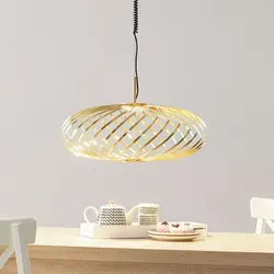 Tom Dixon Spring LED Pendelleuchte small, messing SPP04BEU - Lampen mit beweglichem, halbtransparentem Schirm, der von robusten Edelstahl-Streifen umwickelt ist – ideal zur Anpassung an verschiedene Ambientes.