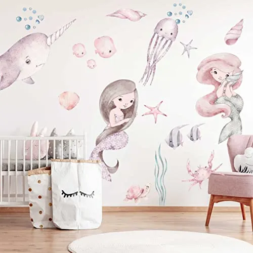 WANDKIND Meerjungfrau V398 Wandtattoo für Kinderzimmer | handgezeichnet & geruchlos - Gestalten Sie das Kinderzimmer mit dem handgezeichneten Meerjungfrau Wandtattoo von WANDKIND. Leicht anzubringen und aus kindersicheren Materialien, ideal für kreative Räume.