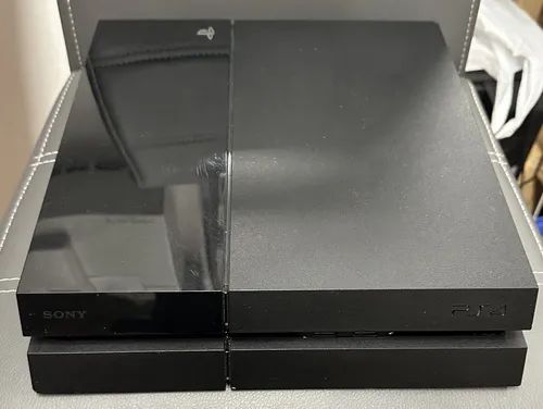 Playstation 4 Grundgerät 500GB + 2.Controller - Schwarz - Konsolen mit 500GB Speicher, inklusive 2 DualShock-Controllern für sofortigen Multiplayer-Spaß.