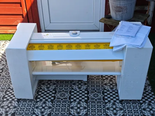 Mangel Miele B 990 - Professioneller Bügelkomfort - Bügeleisen mit 830 mm breiter Walze für zeitsparendes, müheloses Bügeln im Sitzen. Ausgestattet mit Fingerschutzautomatik und klappbarem Design für einfachen Transport.