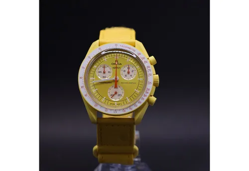 Swatch Chronograph OMEGA x Swatch MoonSwatch Mission to the Sun - Leuchtende Armbanduhr mit 42 mm Gehäuse, aus Bioceramic und hochwertigem Straußenleder. Der auffällige Chronograph vereint ikonisches Design mit dynamischen Farben und optimaler Ablesbarkeit dank Super LumiNova.