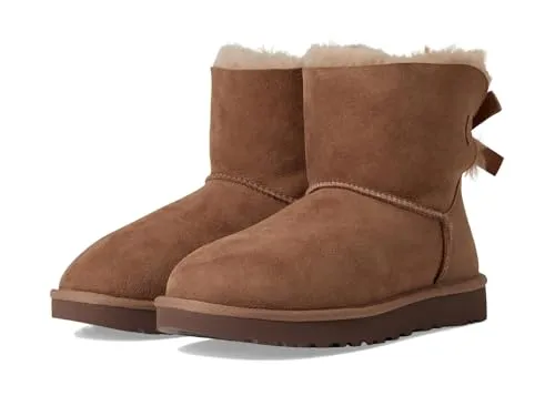 UGG Damen Mini Bailey Bow II Fashion Boot, Rocky Oak, Größe 40 - Wanderschuhe mit 17 mm Schafsfell-Obermaterial, wasserabweisend und stilvoll dank fester Satinschleife – ideal für kalte Tage.