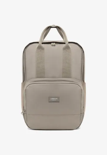 LARKSON Cityrucksack No 6 - Wasserabweisender Laptop Rucksack - Freizeitrucksack mit Laptopfach, aus 67% recyceltem Polyester, ideal für Alltag und Reisen, mit wasserabweisender Oberfläche für optimalen Schutz.
