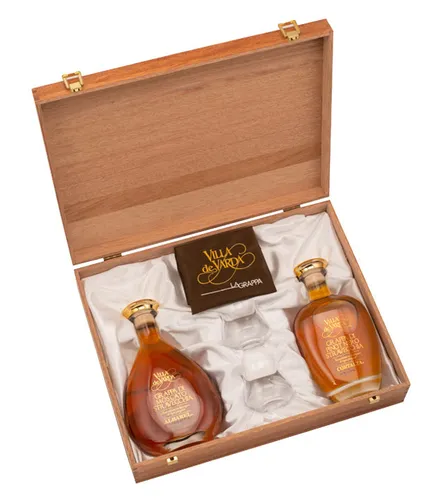 Villa de Varda Grappa Geschenkset Alta Selezione Duetto - Entdecken Sie das exquisite Geschenkset mit 2 edlen Grappas, stilvollen Tumbler-Gläsern und einer eleganten Tischdecke – ideal für jeden Anlass!