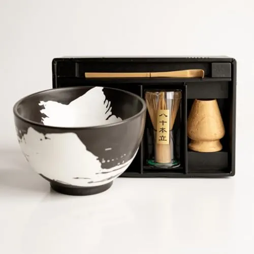 Matcha Set 4 tlg. mit japanischer Schale, Besen & Löffel - Vollständiges Matcha Set in Geschenkverpackung mit handbemalter Schale (400 ml) und hochwertigem Besen aus japanischem Holz. Ideal für die traditionelle Zubereitung von Matcha und perfekte Geschenkidee.