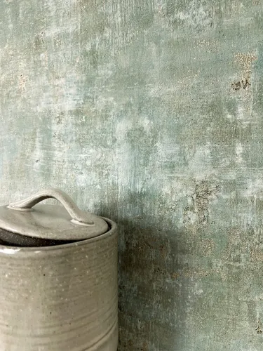 NEWROOM Tapete Grün Vliestapete Putz - Betonoptik Modern Gold, hochwertig und inkl. Tapezier-Ratgeber für ein perfektes Ergebnis