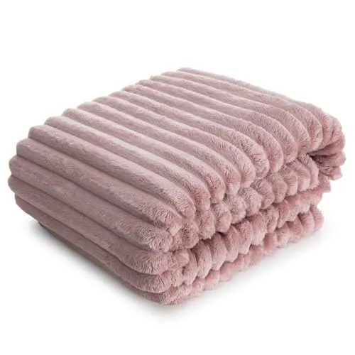 Wohndecke SOFT, Design91, Gestreifte Steppdecke in Rosa 170 x 210 cm - Stilvolle Wohndecke mit gestreiftem Design, ideal für Wohnzimmer und Schlafzimmer. Hergestellt aus hochwertigem Polyester, maschinenwaschbar bei 40°C. Perfekt für gemütliche Stunden.