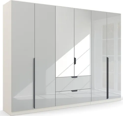 Drehtürenschrank RAUCH "Modern by Quadra Spin" - Kleiderschrank in alpinweiß mit 6 Türen, 3 variabel einsetzbaren Einlegeböden und 3 Kleiderstangen. Pflegeleicht und langlebig – ideal für stilbewusste Räume.