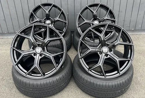 Zoll MM08 Alu Felgen 5x112 Schwarz glanz - Felgen für Audi, Mercedes und Porsche, einteilig gegossen aus Aluminium, glänzende Oberfläche und maximale Traglast von 900 kg, ideal für sportliche Fahrzeuge.