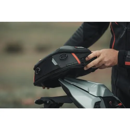 SW-MOTECH Hecktasche Pro Roadpack Tail Bag - Top Cases & Hecktaschen, variable Größe von 8-14 Litern, ideal für Reiseenduros und Offroad Motorräder, robust und wetterfest für jedes Abenteuer.