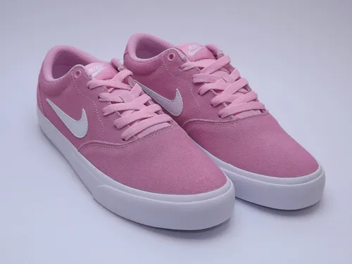 NIKE CHARGE SUEDE Damen Sneaker Rosa Weiß Größe 40 EU - Modischer Sneaker für Freizeitaktivitäten, aus hochwertigem Veloursleder, mit bequemer Schnürung. Ideal für den Sommer, Größe 40, stylisches Design in Rosa und Weiß.