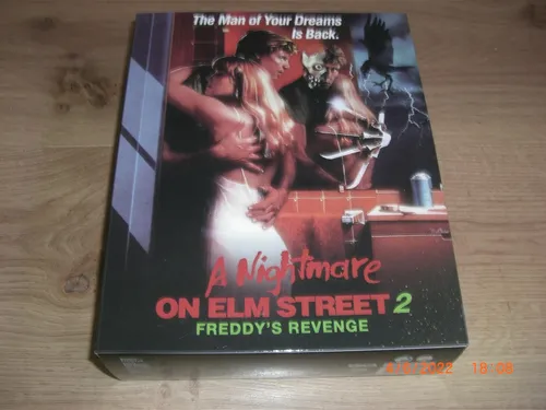 A Nightmare on Elm Street 2 Freddy's Revenge NECA Figur - Aufsteller & Figuren: Detailreiche 18cm Figur in Fenster-Box, ideal für Sammler und Horror-Fans