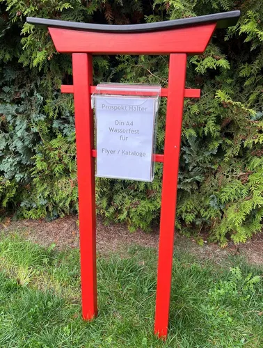 AAF Nommel Standbriefkasten im Torii-Design - Wetterfester Prospektständer im japanischen Torii-Stil, ideal für A4 Flyer. Schützt Ihre Broschüren und ist ein stilvoller Blickfang für Innen- und Außenbereiche.