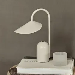 Ferm Living Arum Portable Tischleuchte - Kabellose Eleganz für Innen und Außen - Tischleuchte mit IP44 für drinnen und draußen, kabellos und mit Dimmfunktion für individuelle Lichtstimmungen.