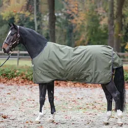 Kavalkade Outdoordecke Montreal 0g - Wasserdichte Regendecke für Pferde, ideal für Sommer und Übergangszeit. Robustes 1200D Ripstop Material, atmungsaktiv und mit sicherem Brustverschluss für optimalen Halt.