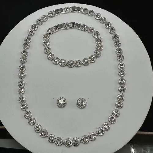 Swarovski Una Angelic Halskette - Ketten für Damen: Elegante rhodinierte Kette mit funkelnden Rundkristallen, die jedem Outfit einen edlen Touch verleiht. Ideal als Geschenk für besondere Anlässe.