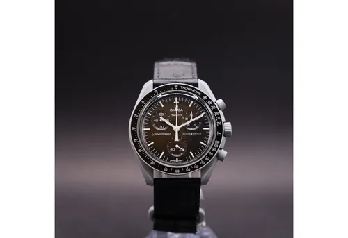 Swatch Chronograph OMEGA x Swatch MoonSwatch Mission to the Moon - Eleganter Chronograph mit Bioceramic Gehäuse und hochwertigem Straußenlederarmband. Ideal für stilbewusste Träger, die ein zeitloses Design schätzen. Wasserdicht bis 3 Bar und mit präzisem Quarzwerk für verlässliche Zeitmessung.