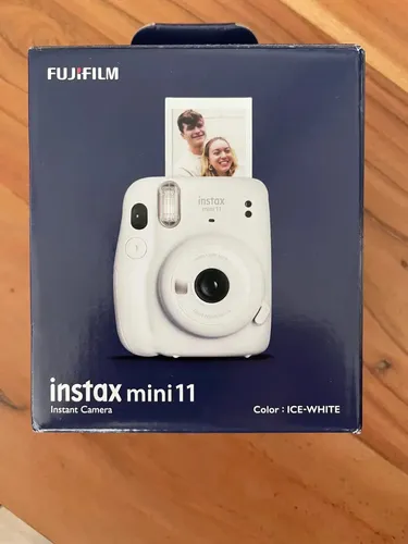 FUJIFILM Instax Mini 11 Kamera ice white - Sofortbildkamera mit 10er Film, ideal für spontane Aufnahmen und Selfies dank integriertem Spiegel. Kompakt und leicht für unterwegs.