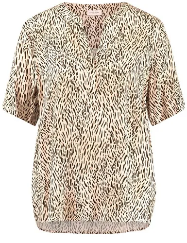 Gerry Weber Damen Blusenshirt mit Tunika-Ausschnitt - Elegantes Blusenshirt mit halbem Arm und stilvollem Animal-Print. Ideal für einen modischen Auftritt, mit abgerundetem Saum und feinen Kräuselfalten.