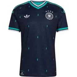 ADIDAS Herren Trikot Deutschland 26 Auswärts - Entdecke das Deutschland 26 Auswärtstrikot von ADIDAS, das Fußballtradition mit modernem Design vereint. Ideal für Sportler_innen und Fans, bietet es Komfort und Stil auf und abseits des Platzes.