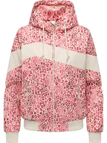 Ragwear Damen Übergangsjacke Oggie Block Leo YOUMODO in Pink - Sportliche Funktionsjacke mit auffälligem Animal-Print und Kapuze. Wasserdicht, winddicht und atmungsaktiv – ideal für wechselhafte Tage. Bequemer Schnitt und praktische Details für einen stylischen Auftritt.