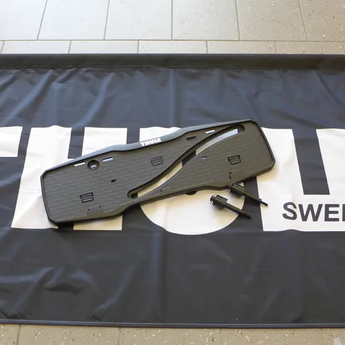 Thule Number Plate Holder Kit für EasyFold XT - Zubehör für Gepäckträger und Dachboxen, bietet eine perfekte Halterung für Ihr Nummernschild und sorgt für rechtliche Sicherheit.