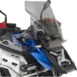 Givi BMW R1300GS Adventure Windabweiser - Leicht-Getönt - Motorradzubehör für BMW R 1300 GS Adventure 2025, transparenter Windabweiser, der den Fahrkomfort erhöht und Windgeräusche reduziert.