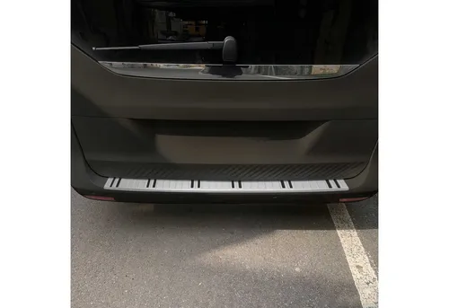 OMAC Ladekantenschutz für Mercedes Vito W447 2014-2025 – Eleganter Schutz aus Edelstahl - Schützen Sie die Ladefläche Ihres Mercedes Vito W447 vor Kratzern und Stößen. Der langlebige Edelstahl-Ladekantenschutz bietet eine maßgeschneiderte Passform und ist einfach zu installieren – kein Schneiden oder Bohren nötig.