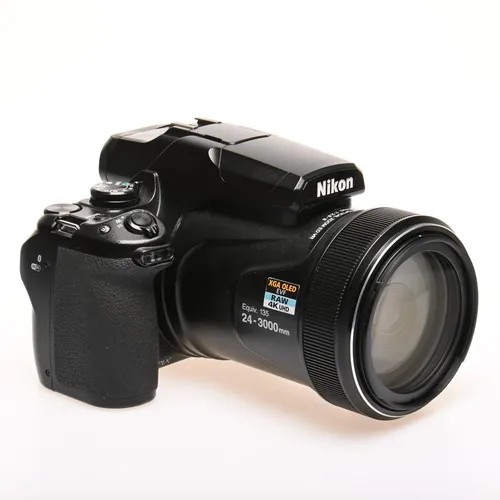 Nikon Coolpix P1000 Kamera - Spiegelreflex- & Systemkamera mit beeindruckendem 125-fach Zoom, ideal für detailreiche Aufnahmen aus der Ferne.