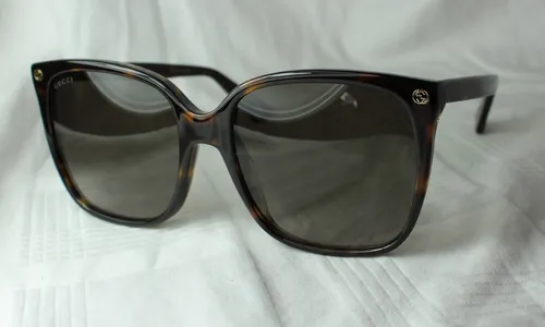 Gucci Damen GG0022S 003 Sonnenbrille - Stilvolle Braun-Tönung 57 - Elegante Sonnenbrille mit UV-Schutz und schützendem Etui. Perfekt für jeden Anlass und ein echtes Fashion-Statement.