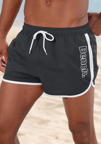 Bench Badeshorts Bradley - Coole Logodruck Shorts in Schwarz - Badeshorts mit elastischem Bund und praktischem Innenslip, ideal für Strand und Pool. Aus hochwertigem, schnelltrocknendem Polyester gefertigt.