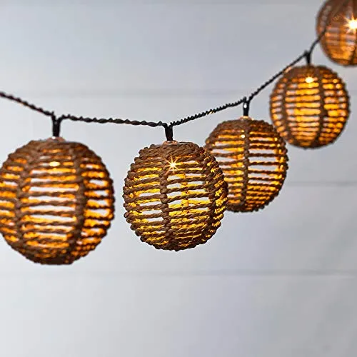 Lights4fun 10er LED Solar Rattankugel Lichterkette – Warmweiß - Wetterfeste Solar-Lichterkette mit 10 Rattankugeln, perfekt für Balkon und Garten. Energiesparende LEDs und automatischer Dämmerungssensor sorgen für stimmungsvolles Licht bei Nacht.
