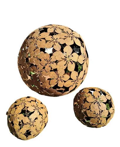 Dekokugel Flower 3er Set aus Cortenstahl - 3er Set Dekorationskugeln aus Cortenstahl in verschiedenen Größen (20/15/15 cm) – ideal für Garten und Tischdeko. Verleihen Sie Ihrem Ambiente mit Windlichtern oder Lichterketten einen besonderen Charme!