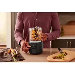 KitchenAid Go Cordless Top Down Zerkleinerer - Kabelloser Zerkleinerer für kreative Küche, flexibles Arbeiten ohne Steckdosenstress und präzises Zerkleinern auf Knopfdruck.